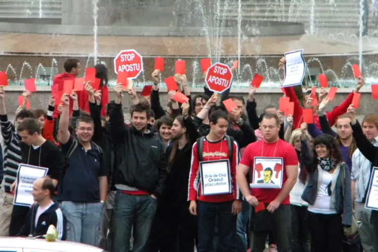 Protest maghiar la Gala TIFF! Circa 30 de tineri au protestat impotriva primarului Sorin Apostu VIDEO si FOTO