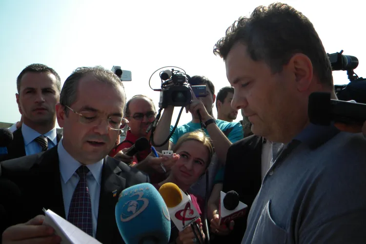 Emil Boc luat la rost pe centura Bulevardul Muncii - Apahida de proprietarii de terenuri care blocheaza drumul - VIDEO