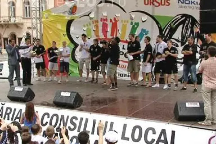 Baschetbalistii de la U Mobitelco si handbalistii de la U, premiati cu bani pentru reusitele lor. VEZI despre ce sume e vorba VIDEO