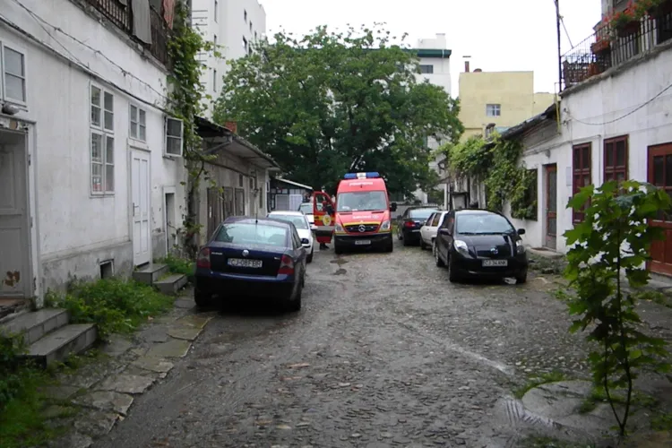 Barbat prins sub un zid de beton pe strada Motilor - FOTO