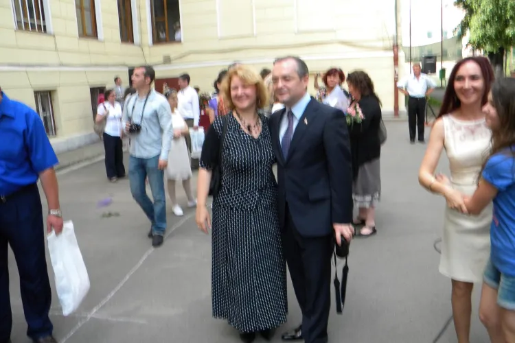 Emil Boc, hulit de adulti, dar iubit de copii VIDEO si FOTO