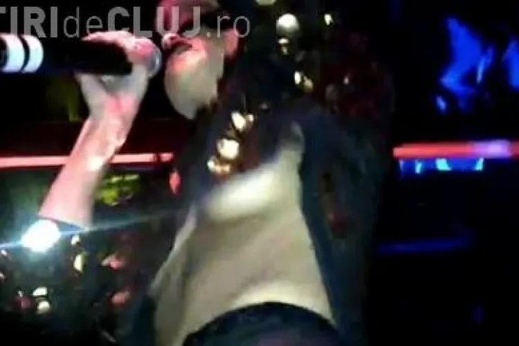 Inna a cantat cu sanii la vedere intr-un bar din Londra - VIDEO