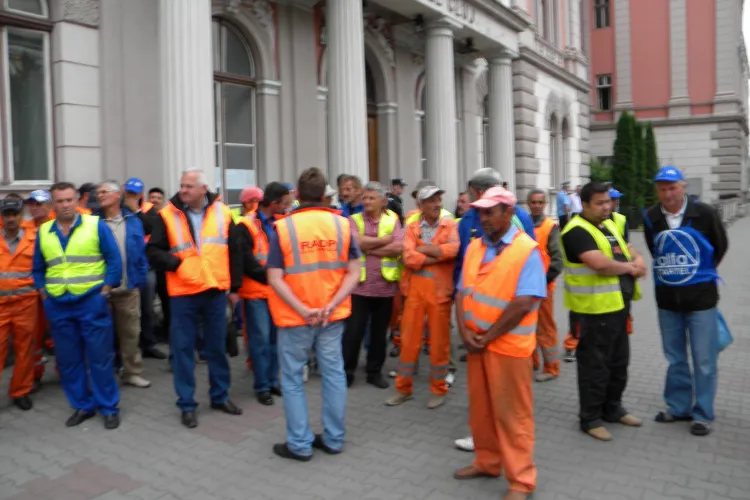 Angajatii RADP protesteaza in fata Curtii de Apel Cluj, impotriva unei sentinte judecatoresti VIDEO si FOTO