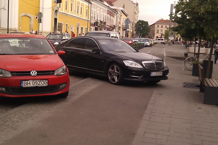 Smecher de Cluj! Si-a parcat masina de lux pe pietonala de pe Eroilor, langa terasa STIREA CITITORULUI