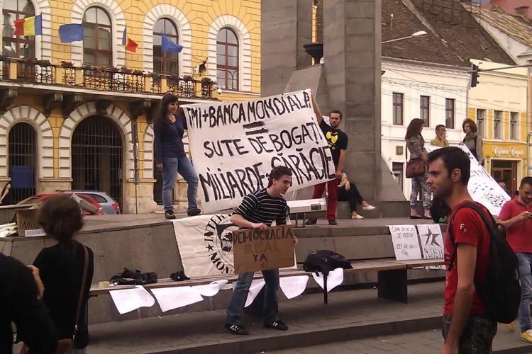 Tinerii au protestat la Cluj contra FMI: "Romanii nu mai stiu protesta. Ii vom invata noi" VIDEO