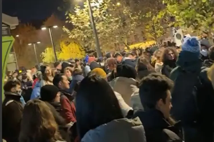 Sute de tineri au protestat în fața Prefecturii Cluj pentru democrație: „Iubirea de țară nu e legionară” VIDEO