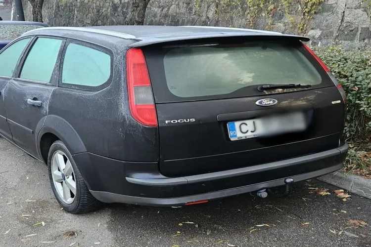 Nesimțirea în traficul din Cluj continuă! Mașină „abandonată”  pe un loc de parcare plătit: „E a doua zi parcat”