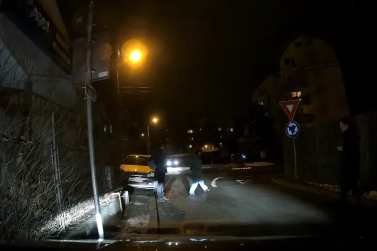 VIDEO. Mașină parcată pe trotuar, lovită în fața unei secții de votare din Cluj-Napoca! Vinovatul ar fi un șofer din Alba care s-a făcut nevăzut