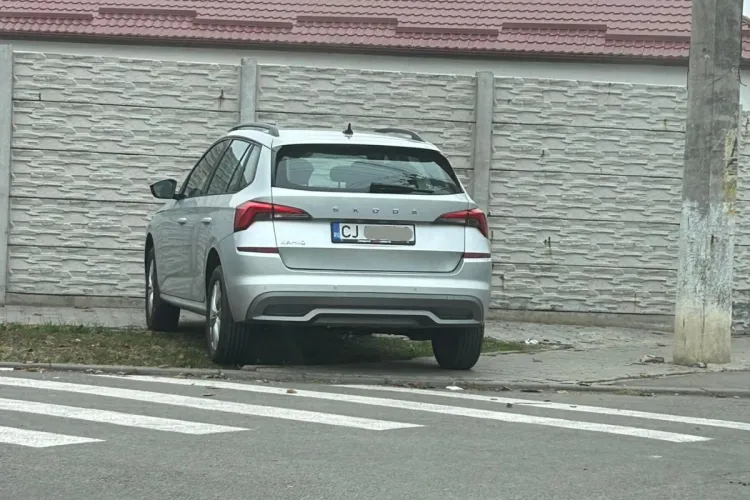 Noua „modă” în materie de parcări vine de la Cluj! Un șofer s-a urcat cu mașina pe un trotuar și pe spațiul verde, fix lângă trecerea de pietoni