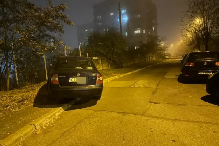 Parcare de senzație pe o stradă îngustă din Cluj!  Șoferul te provoacă să reușești „imposibilul”: „Cu mașina mică intri greu, cu o dubă, nicio sansă!”