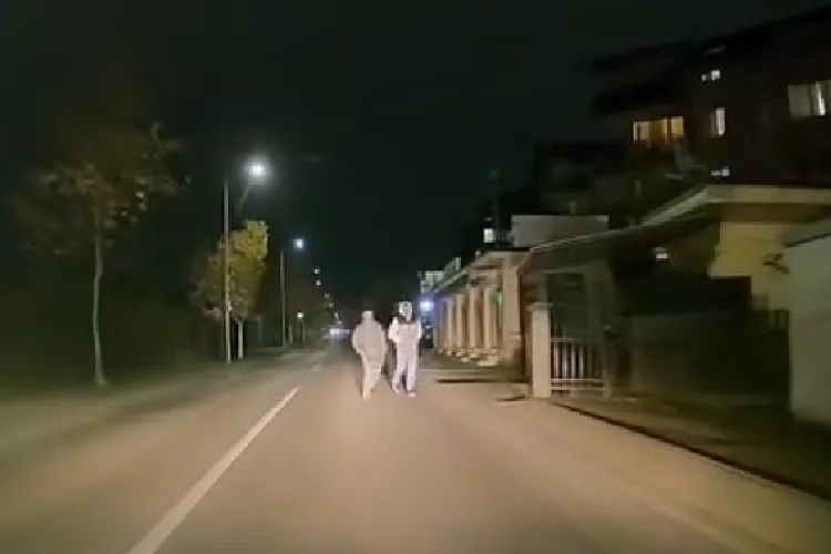 Inconștiență pură, pe un drum din Cluj! Doi tineri, filmați în timp ce se plimbă, în toiul nopții, pe mijlocul drumului:,,Au avut tupeu să înjure” - VIDEO 