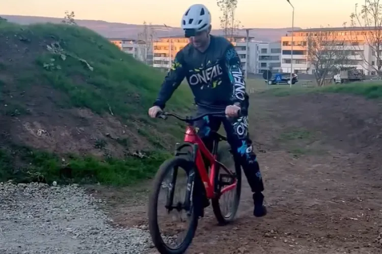 Primarul Floreștiului, senzații „tari” pe pista de Dirt Bike din noul parc sportiv. Pivariu, expert în pedalat, testează pista alături de pasionați VIDEO