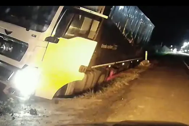VIDEO Accident Cluj- Un șofer de TIR a ajuns cu totul în șanțul de pe marginea drumului și s-a oprit într-o poartă: Ar fi adormit la volan
