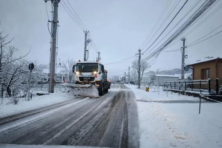 Atenție, șoferi! Mai multe șosele din Cluj sunt acoperite de zăpadă: ,,Adaptaţi viteza la condiţiile de trafic”