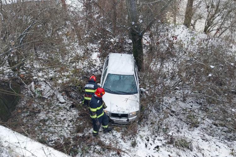 Accident rutier GRAV într-o comună din Cluj. O mașină a aterizat sub un pod / Un bărbat a fost transportat la spital - FOTO