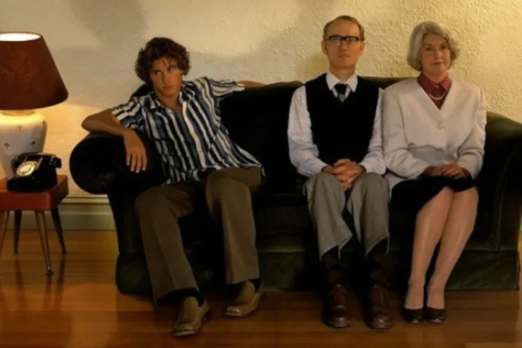 Tinerii clujeni rămân „blocați” în casele părinților până după 30 de ani. Cauza: prețurile RECORD la imobiliare în Cluj sau tradiționalismul „fusta mamei”?