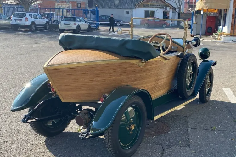 FOTO Mașina de epocă produsă acum 100 de ani care ,,era pentru mulți un vis frumos”. A fost adusă la RAR: ,,Povestea ei cu parfum de epocă interbelică”