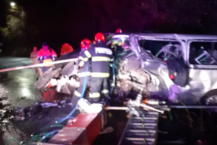 Accident extrem de GRAV în Cluj! Un bărbat a rămas încarcerat după impactul puternic dintre un microbuz și camion. Încă un tânăr a fost rănit VIDEO