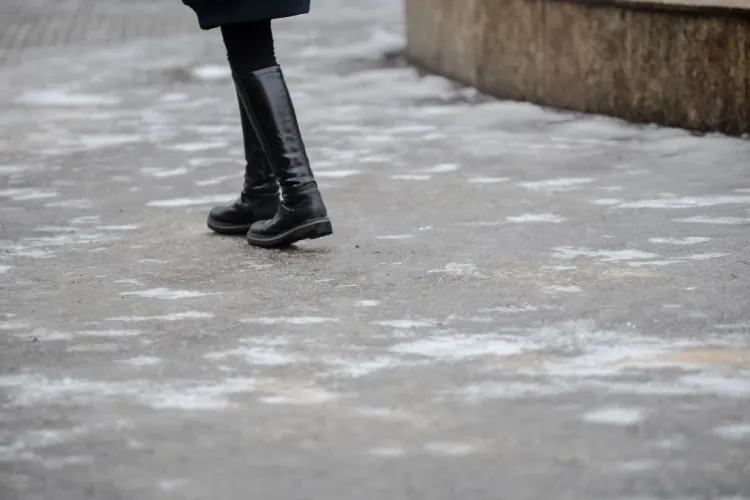 Pericol iminent în Baza Sportivă „La Terenuri”! Clujenii evită zona din cauza gheții: „Podul și aleile nu sunt curățate deloc”