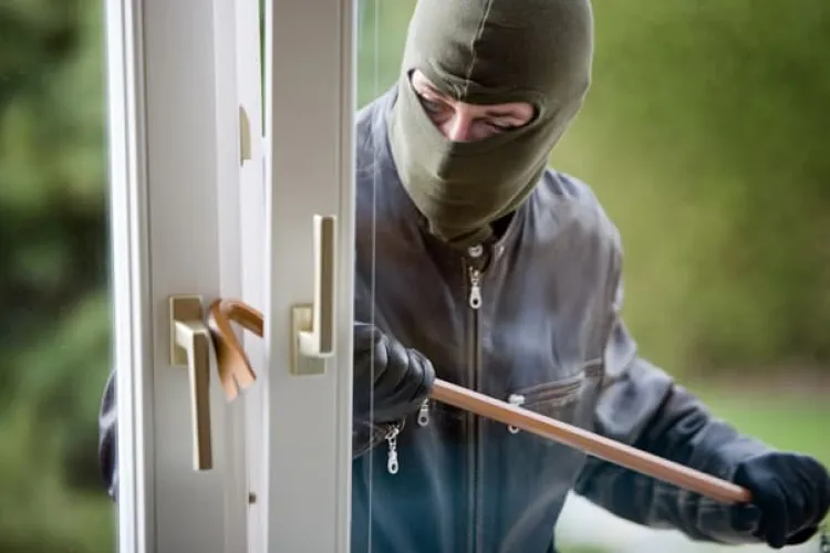 Un hoț din Cluj a intrat peste o femeie în casă pe un geam rabatat. A tâlhărit-o, i-a smuls un inel de aur de pe deget, apoi a fugit cu un Mercedes