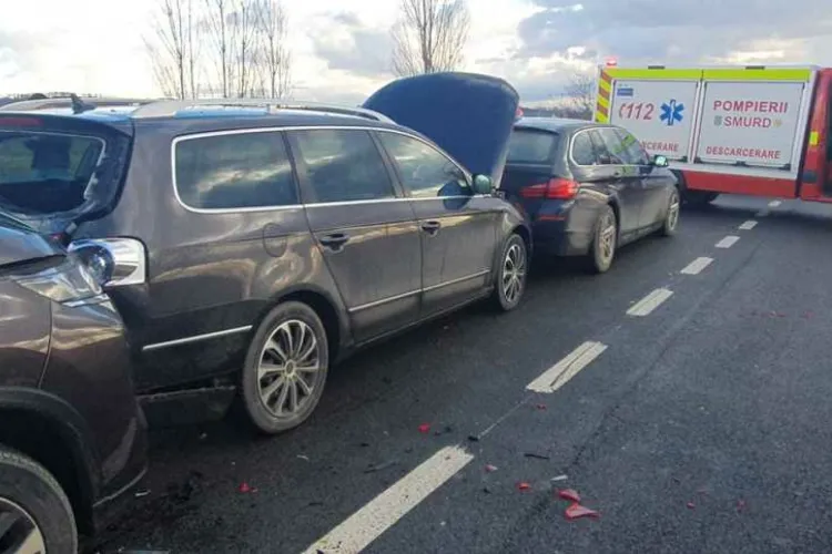 Accident în lanț pe șoselele înghețate! Zeci de vehicule implicate, traficul este paralizat 