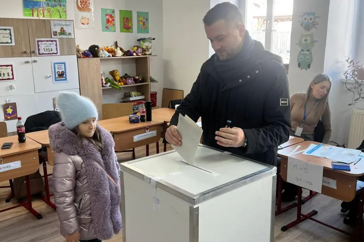 Moment emoționant la urne! Primarul din Florești a venit la vot însoțit de fetița lui: Responsabilitatea votului se învață încă din copilărie 