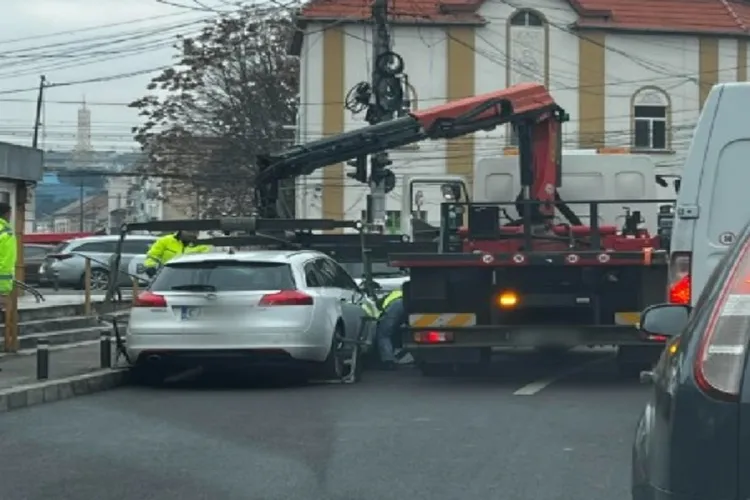 Traficul de pe drumurile clujene, mai liber, după ce șoferii își văd mașinile „zburând” pe platformă. Ce reacții strânge acest „sport” al autorităților 