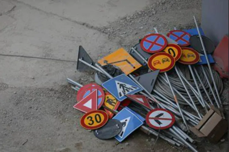  Trei indicatoare rutiere care îi pun în încurcătură și îi bagă în ceață pe mulți șoferi: Ce înseamnă de fapt? 