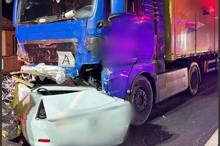 Accident GRAV în Cluj: Două persoane încarcerate, în stare critică, în urma unui accident. UPDATE: Ambele persoane au murit FOTO/VIDEO
