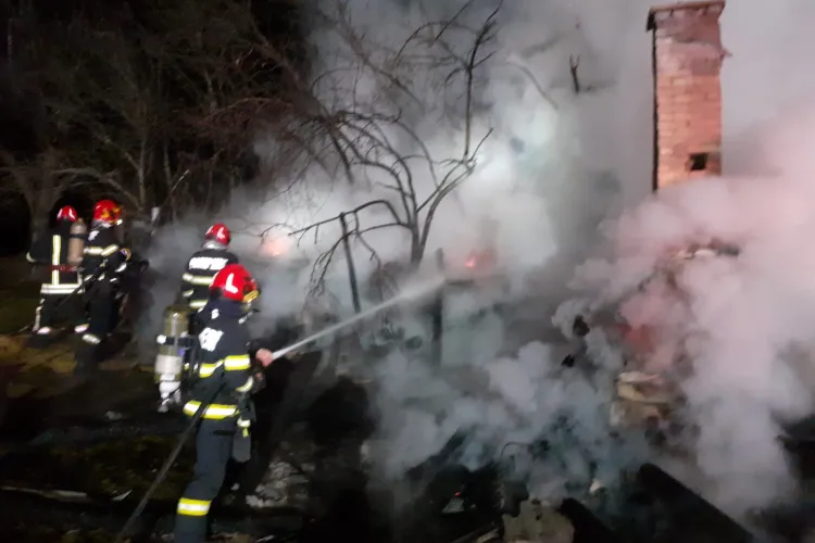 Un incendiu pornit de la o țigară era să se transforme în tragedie în seara asta la Cluj! Pompierii s-au luptat cât au putut ca focul să nu se extindă