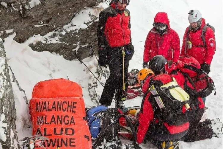 Intervenție spectaculoasă a salvamontiștilor! Un tânăr căzut 400 de metri într-o râpă, salvat în ultima clipă. Cum l-a ținut în viață pisica lui 