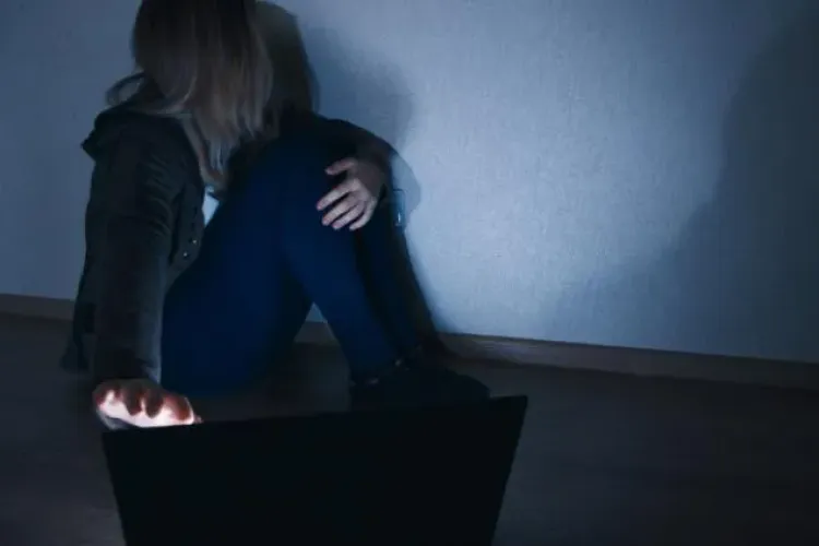 Un clujean care și-a filmat iubita în ipostaze intime și a postat videoclipurile pe site-uri pentru adulți, condamnat la închisoare