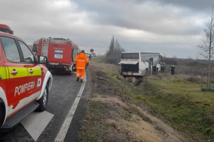 La un pas de tragedie! Un autocar cu pasageri, implicat într-un accident rutier! Pompierii au intervenit de urgență