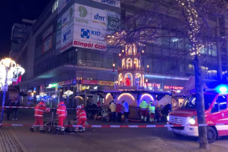 Tragedie fără margini la un Târg de Crăciun din Germania. Patru oameni și-au pierdut viața și peste 200 au fost răniți după ce o mașină a intrat în mulțime