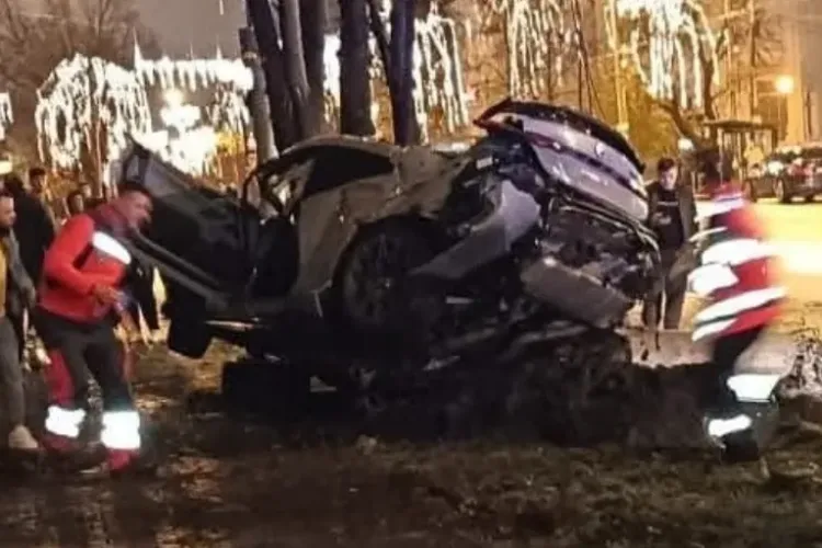 VIDEO Doi tineri și-au pierdut viața într-un accident rutier cumplit. Mașina lor s-a izbit de un stâlp electric