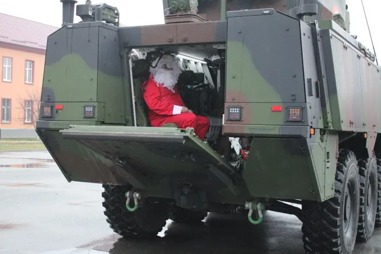 Moș Crăciun a schimbat renii pe o mașină a Armatei Române pentru a livra cadouri copiilor