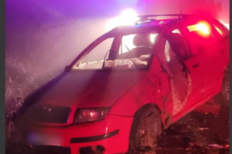 Accident în această dimineață la Cluj! Două persoane rănite au fost transportate la spital, după ce mașina în care se aflau a ieșit complet din decor FOTO