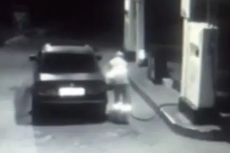 Momente de groază într-o benzinărie din Cluj! Un hoț mascat a intrat peste o mămică cu bebelușul în mașină: „Un angajat i-a pus piedică”