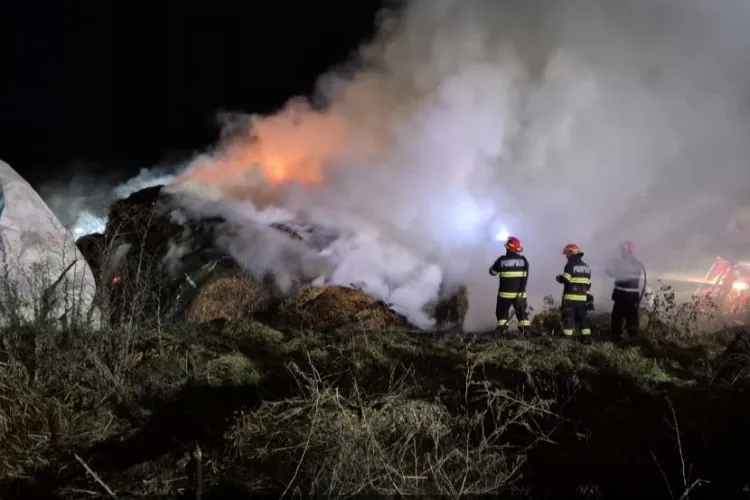 INCENDIU GREU DE STINS! După 3 ore, pompierii încă luptă cu flăcările de la depozitul agricol din Cluj. 50 de baloți au ars. Ce a cauzat incendiul 