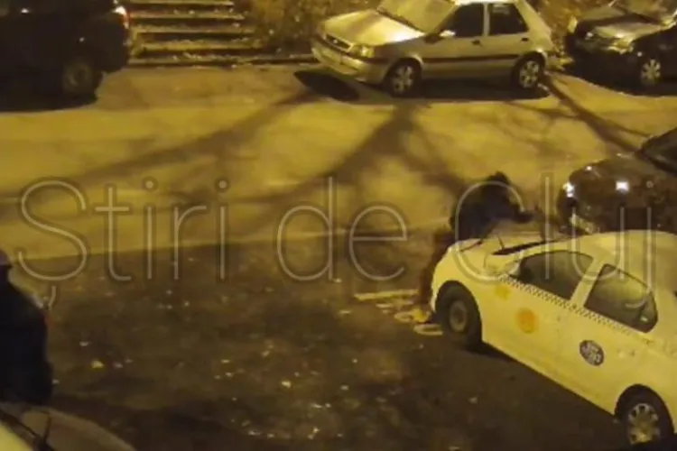 Individul care a distrus 25 de mașini într-un cartier din Cluj-Napoca a fost reținut de polițiști! Locuința bărbatului a fost percheziționată - VIDEO 