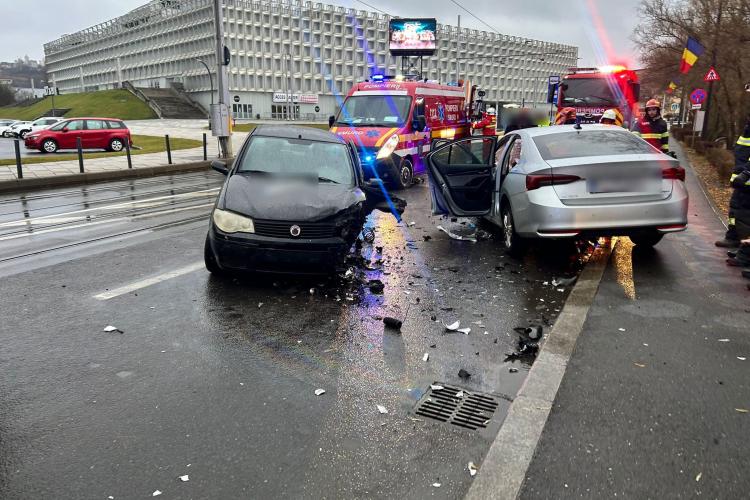 Accident rutier GRAV la Cluj Arena! Două mașini s-au făcut praf în urma impactului. Doi bărbați au fost transportați de urgență la spital- FOTO
