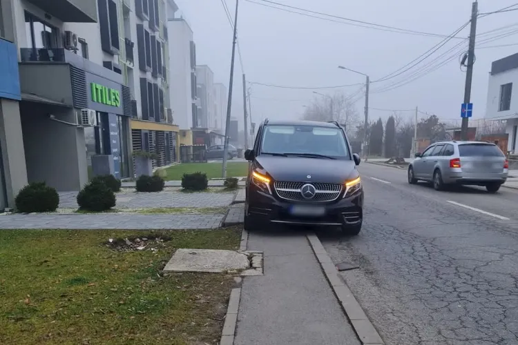 Parcare „creativă” în Cluj! Mămică revoltată că e obligată să meargă pe șosea cu copilul în cărucior, din cauza șoferilor nesimțiți ce ocupă trotuarele 