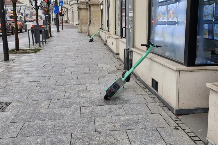 Trotinetele ajung să se „odihnească” de vitrinele magazinelor din Cluj. Bătaie de joc sau o glumă proastă?