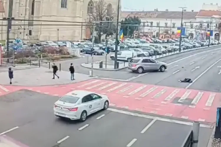 VIDEO LIVE- Accidentul din Piața Unirii în care un tânăr de 18 ani pe trotinetă a fost rănit, surprins de Camerele de Supraveghere