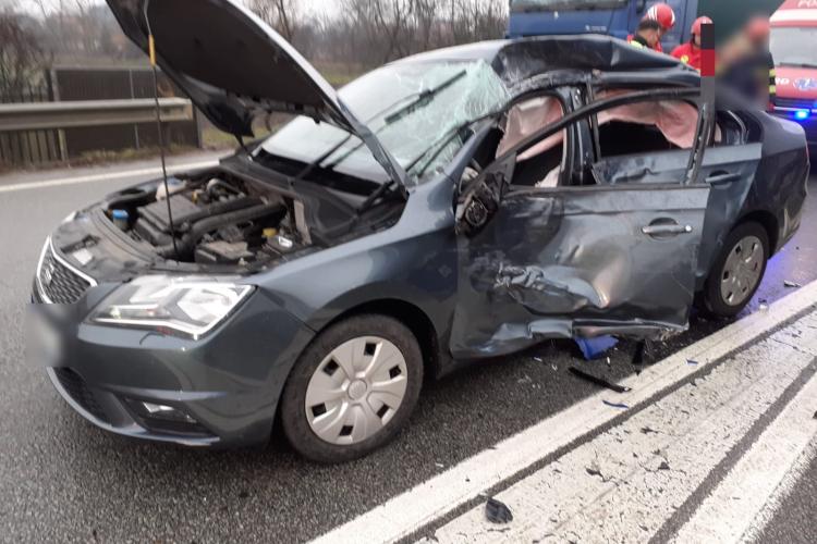 Un copilaș și o femeie au fost transportați de urgență la spital după un accident GRAV în Cluj. O mașină și un autocamion au fost implicate - FOTO / VIDEO