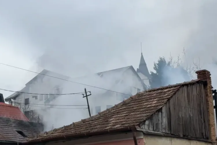 Explozie în Cluj-Napoca! Două case și o anexă au fost cuprinse de flăcări. Polițiștii clujeni au început cercetările - VIDEO