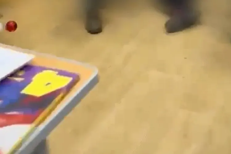 Incident șocant într-o școală din Ardeal! Un băiețel, de 10 ani, a fost bătut de trei elevi chiar sub privirile învățătoarei - VIDEO