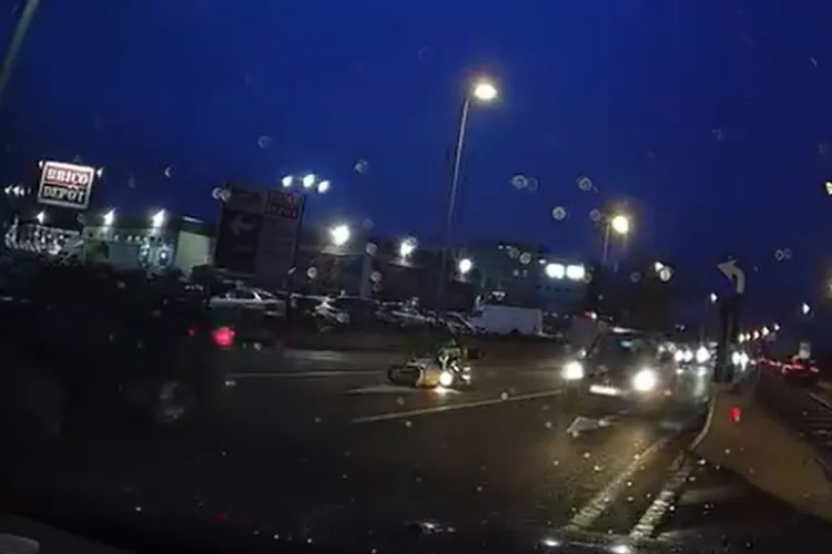 Scuterist doborât în trafic la Cluj. Șoferul nici măcar nu a oprit VIDEO