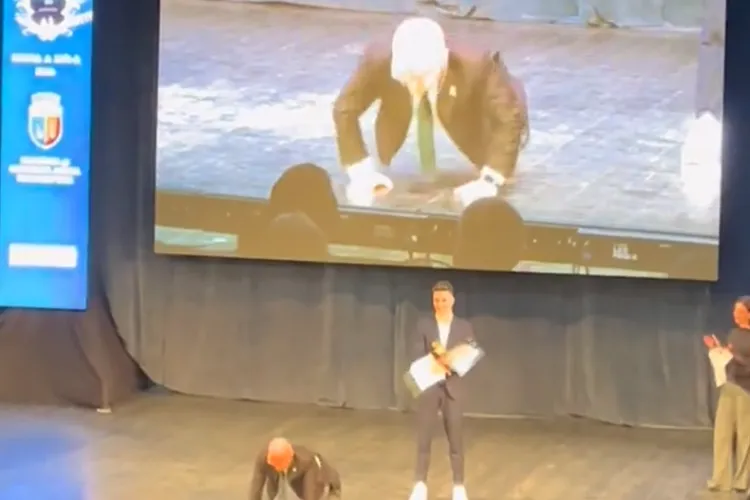VIDEO Emil Boc „campion” la flotări! Boc a fost „deliciul” Galei 10 pentru Cluj:Aclamat de public, primarul a „prestat” fără ezitare pe scenă 30 de flotări