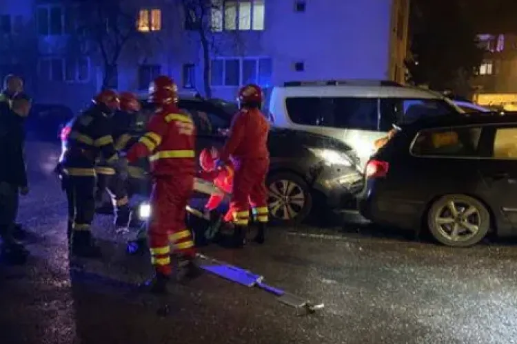 Accident bizar în Cluj! Un bărbat a încercat să-și ajute mama după ce i se făcuse rău, dar a lovit-o cu mașina - FOTO